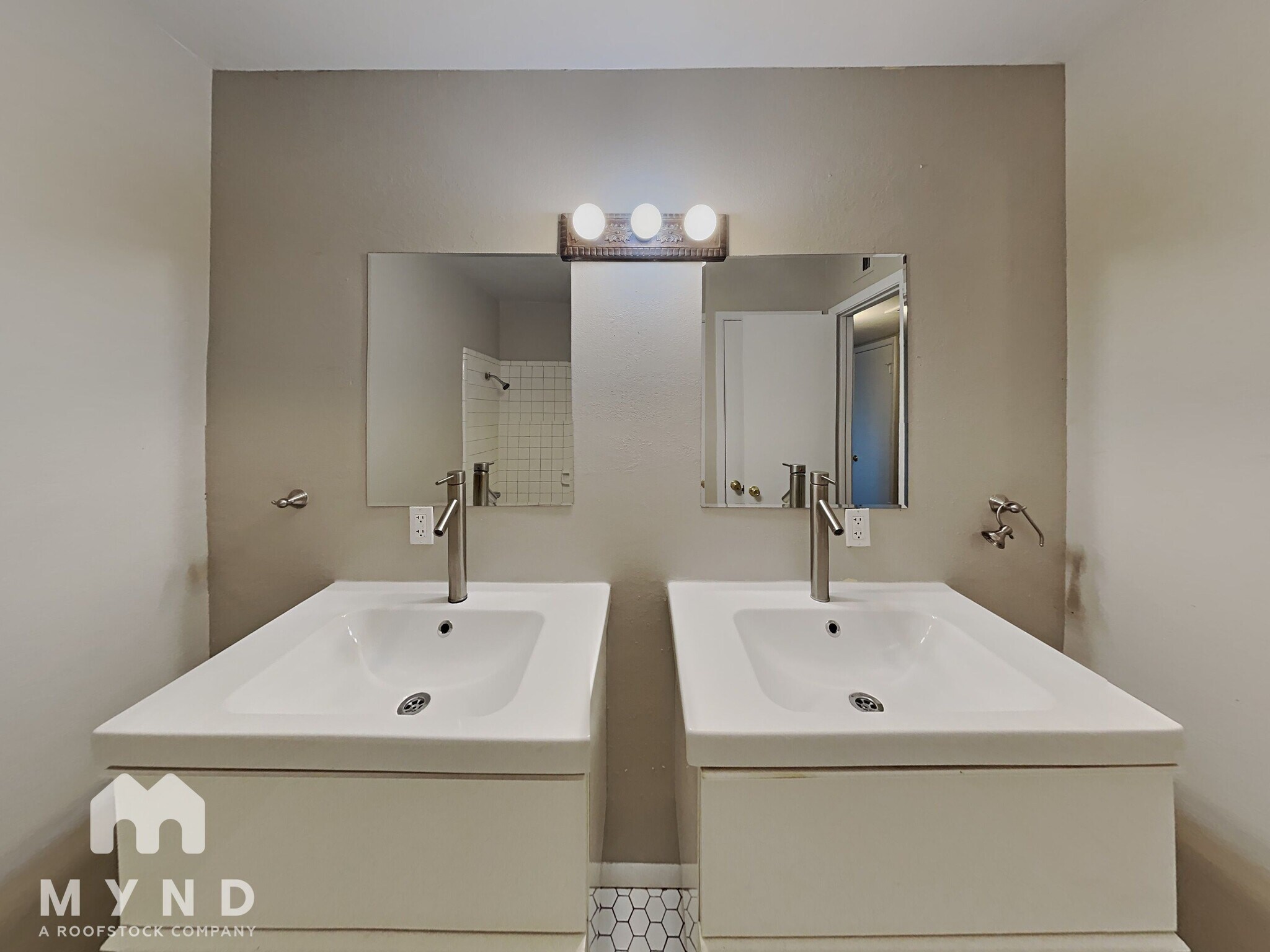 Building Photo - 537 E Laguna Dr