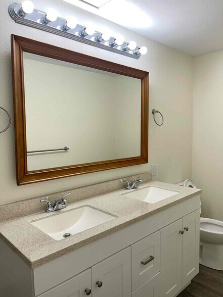 Building Photo - 404 E 18th St