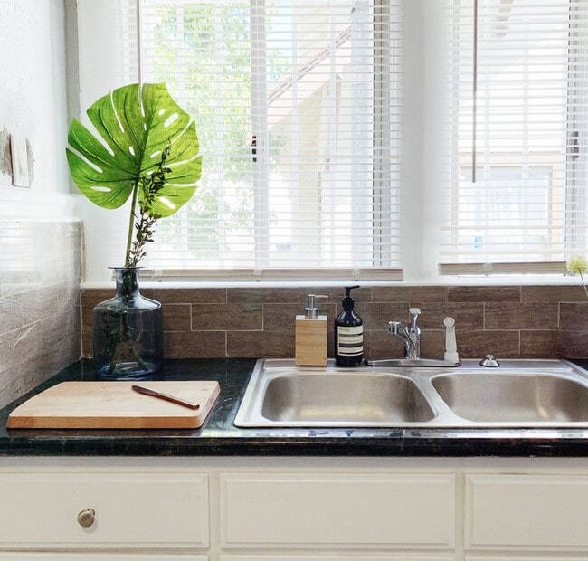 Building Photo - 2641 S Budlong Ave