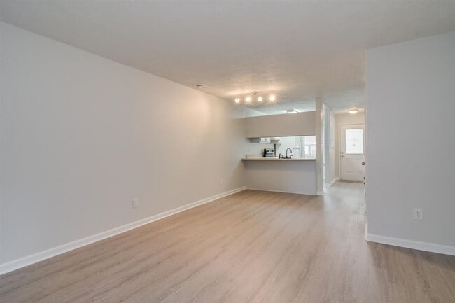 Building Photo - Remodeled 2 bedroom 1.5 bathroom townhome ...