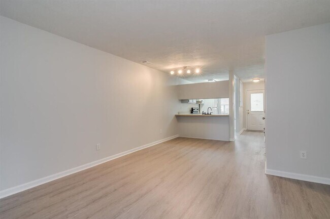 Building Photo - Updated 2BED/1BATH Townhome with bonus fle...