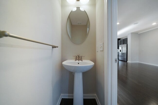 Building Photo - Luxury 3 Bedroom 4 Bath Townhome in Atwate...