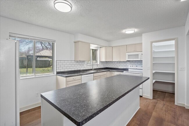 Building Photo - 807 Estate Dr