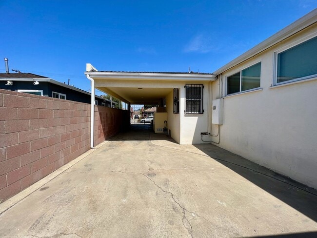 Building Photo - Large 3 Bedroom 2 Bath Home