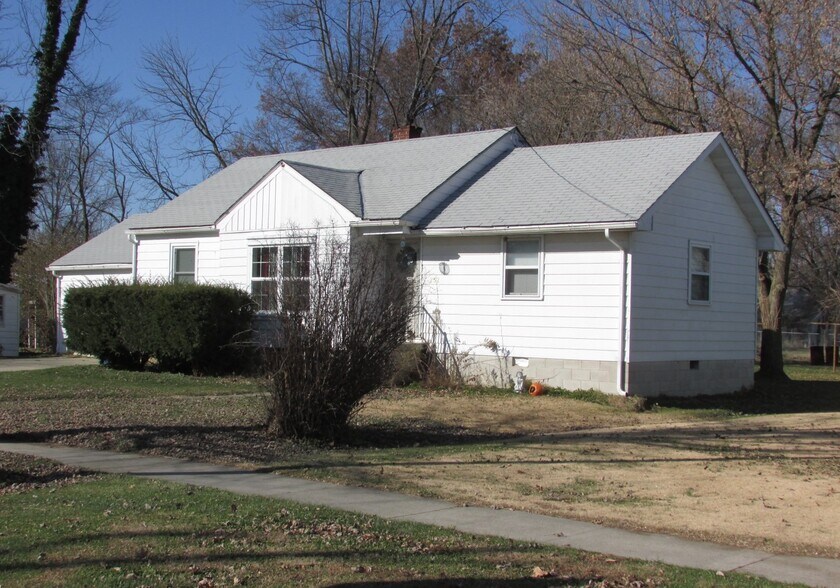 Building Photo - 252 E North Ave