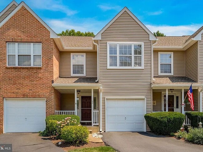 Primary Photo - 52 Piccadilly Cir