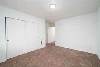 Building Photo - 3x1 upper level unit in Central Park Rose! $800 off 1st month rent!!