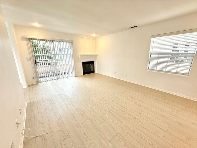 Building Photo - Cozy Renovated Townhome in Gardena!