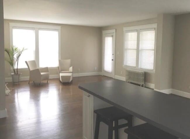 Building Photo - 11 W Elm Ave