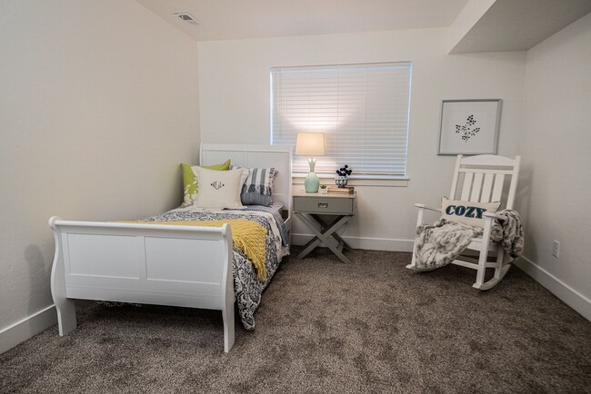Building Photo - Brand New Luxury 4 Bedroom 2.5 Bath with O...