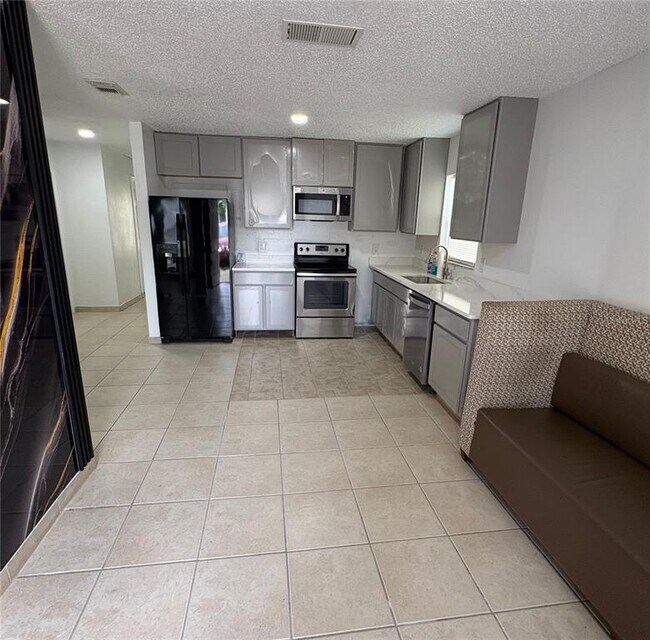 Building Photo - 1053 Scott St