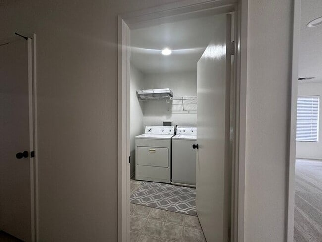 Building Photo - Welcome to this cozy home where comfort meets convenience. ? Now offering special pricing for Mov...