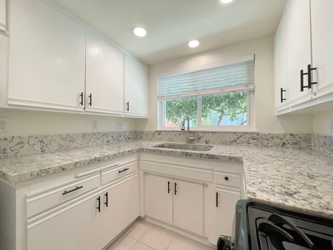 Building Photo - Single-Story Condo Steps from OC Fairgrounds & Minutes to Eastside Costa Mesa