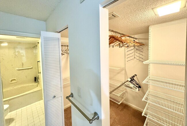 Building Photo - 5121 Oakhill Ln