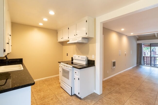 Building Photo - One Bedroom Condo w/ On-Site Parking Near ...