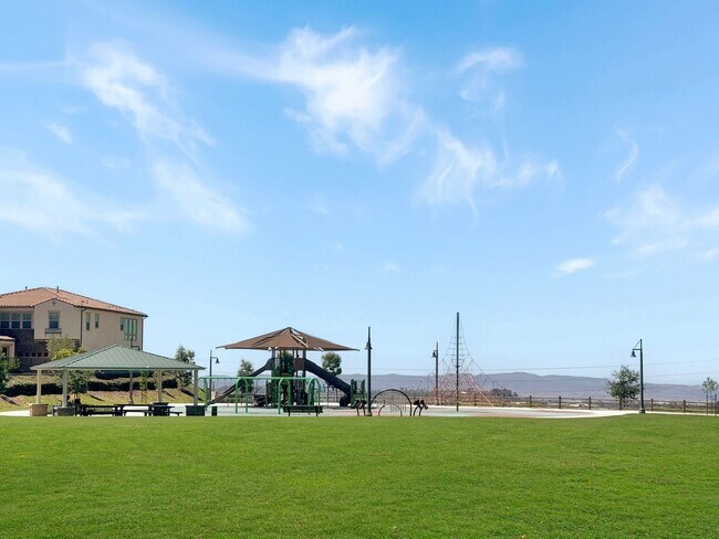 Building Photo - Spacious 4Bd/3.5Ba Home in Gated Lake Fore...