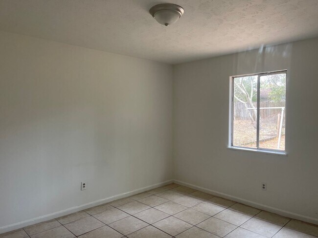 Building Photo - 266 White Oak Dr