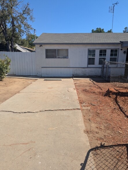 Entrance and off street parking - 1169 E Lexington Ave