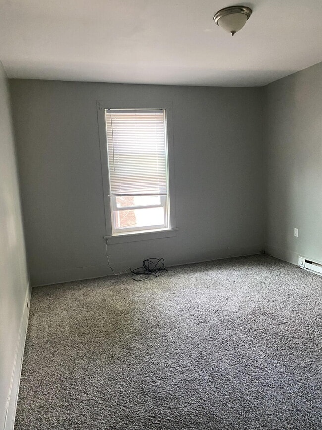 Building Photo - "Charming 1-Bedroom Retreat in Harrisburg'...