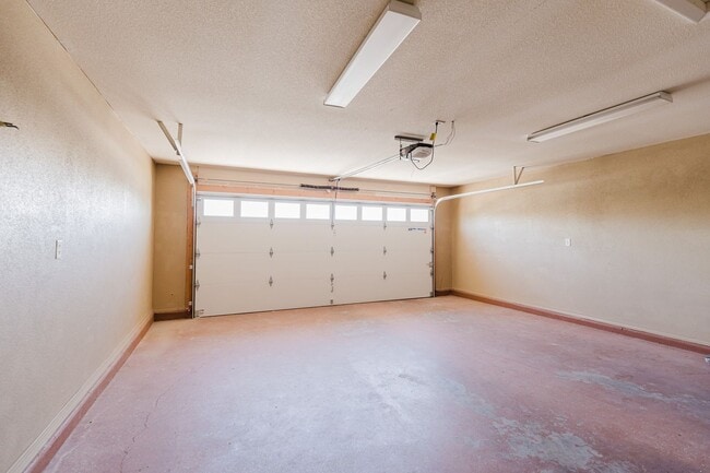 Building Photo - Spacious 4 Bedroom 2 Bath Home near Shopping