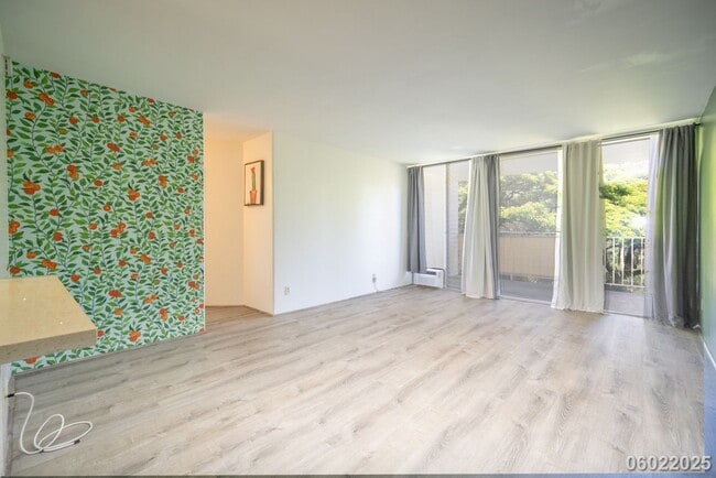 Building Photo - $2,500 /2 Bed /1 Bath / 2 PARKING In beaut...