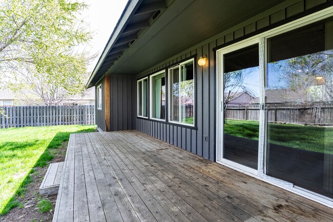 Building Photo - Charming 3-Bedroom Home in Redmond: Spacious Yard & Prime Location!