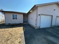 Building Photo - Single Level 3 Bedroom 2 Bath Unit With Ne...