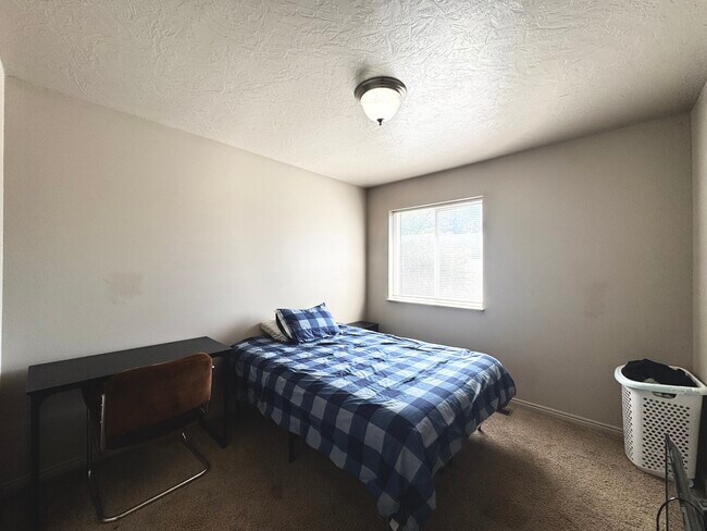 Building Photo - 240 E 300 N
