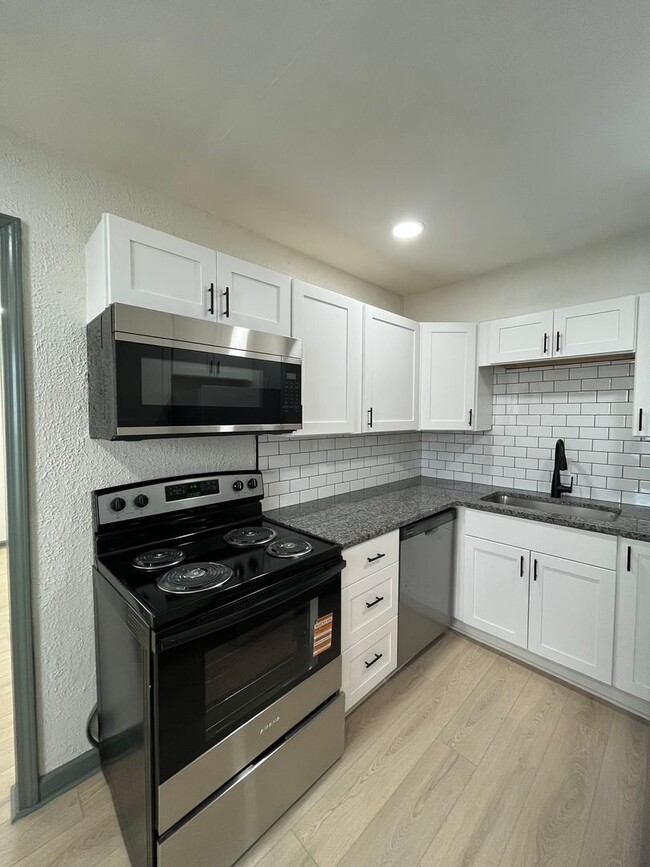 Building Photo - Beautifully Renovated 3BR Home with Modern Finishes & Spacious Living Areas