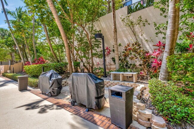 Building Photo - 540 Brickell Key Dr
