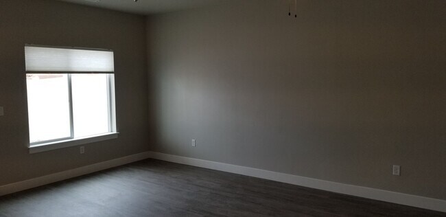 Building Photo - Charming Townhome