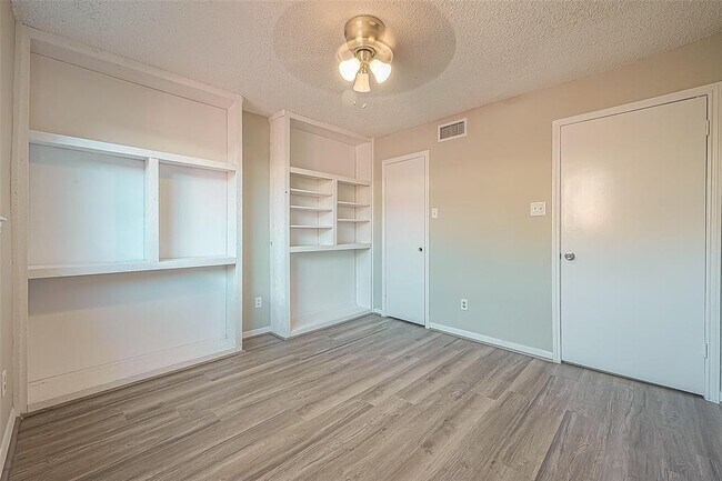Building Photo - 9393 Westwood Village Dr