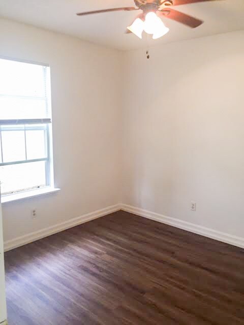 Building Photo - 1000 N Red St