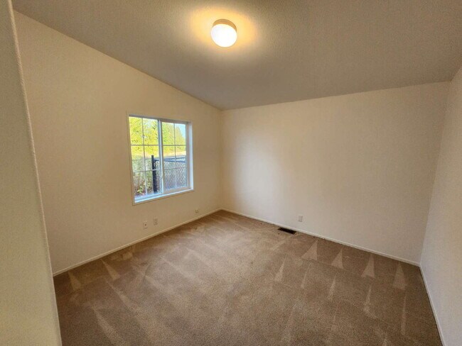 Building Photo - 3 bed 2 bath 2 car garage w/ great views i...