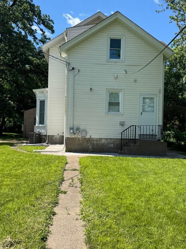 Building Photo - 720 E 14th St