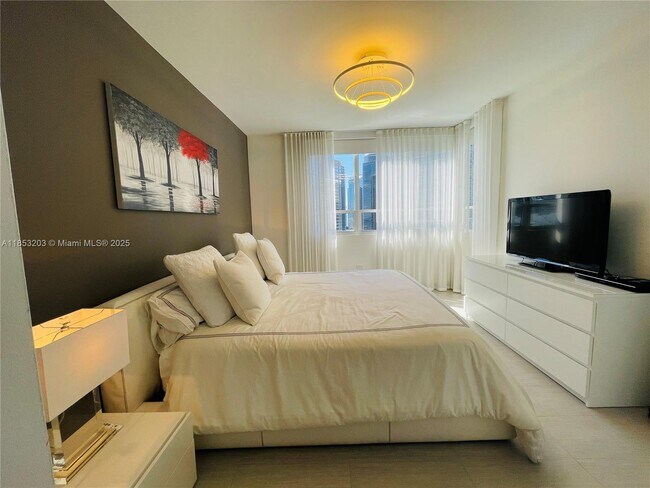 Building Photo - 801 Brickell Key Blvd