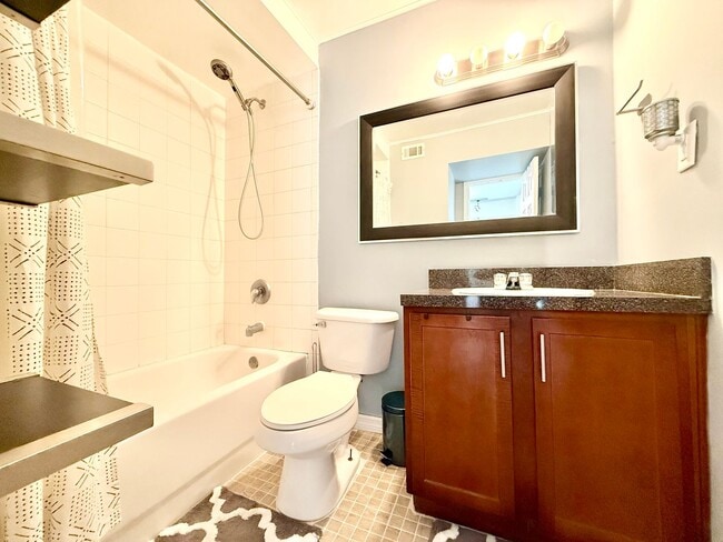Building Photo - Effortless & comfortable 2Beds/1.5Bath tow...