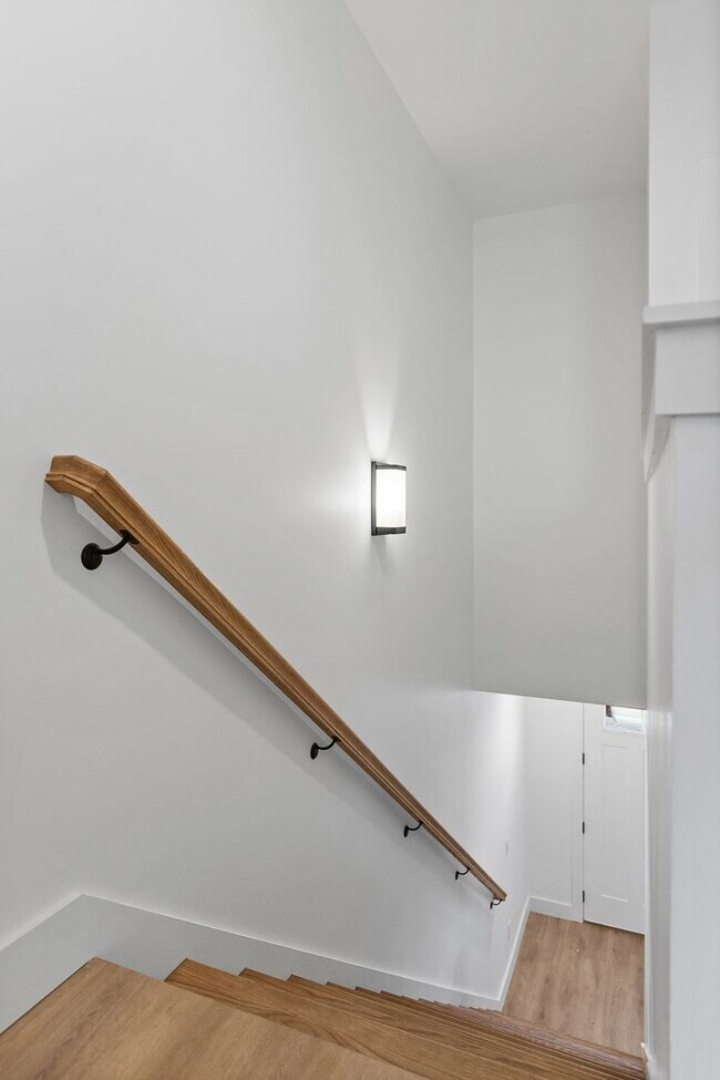 Building Photo - 1758 S Highland Park Ave