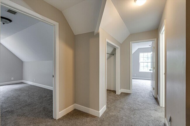 Building Photo - Charming 3-Bed / 2-Bath Home