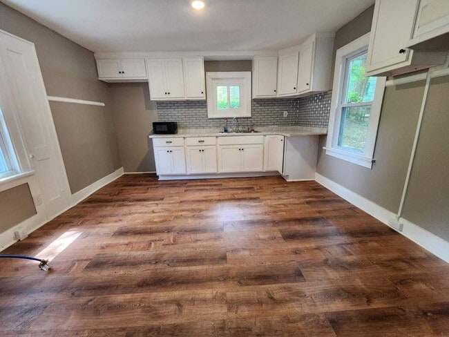 Building Photo - Three Bedroom Single Family Home!