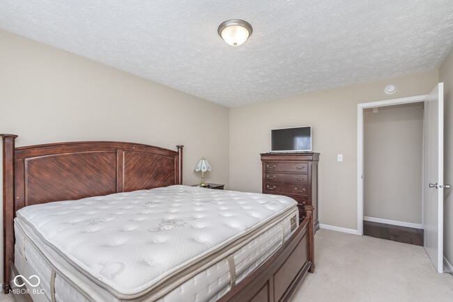 Building Photo - 381 Longview Bend