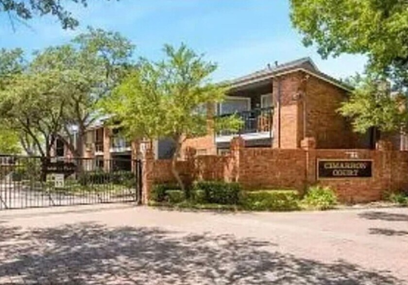 Building Photo - 18333 Roehampton Dr