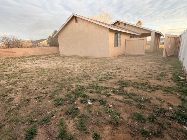 Building Photo - 3+2 with garage