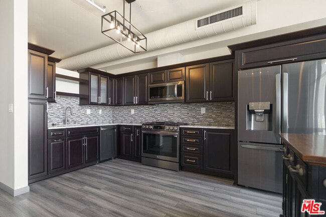 Building Photo - 1100 S Hope St