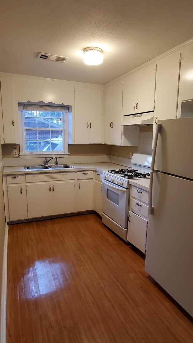Building Photo - 1138 Perry Hill Rd