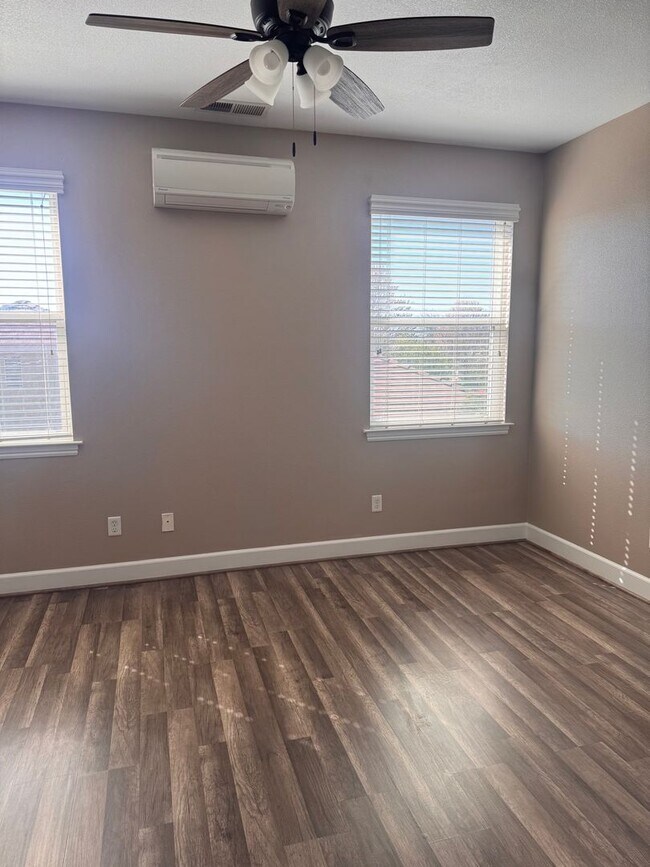 Building Photo - Beautiful single family home