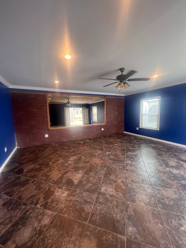 Building Photo - Beautiful 3 Bed / 2 Bath Home with Detached Bonus Space