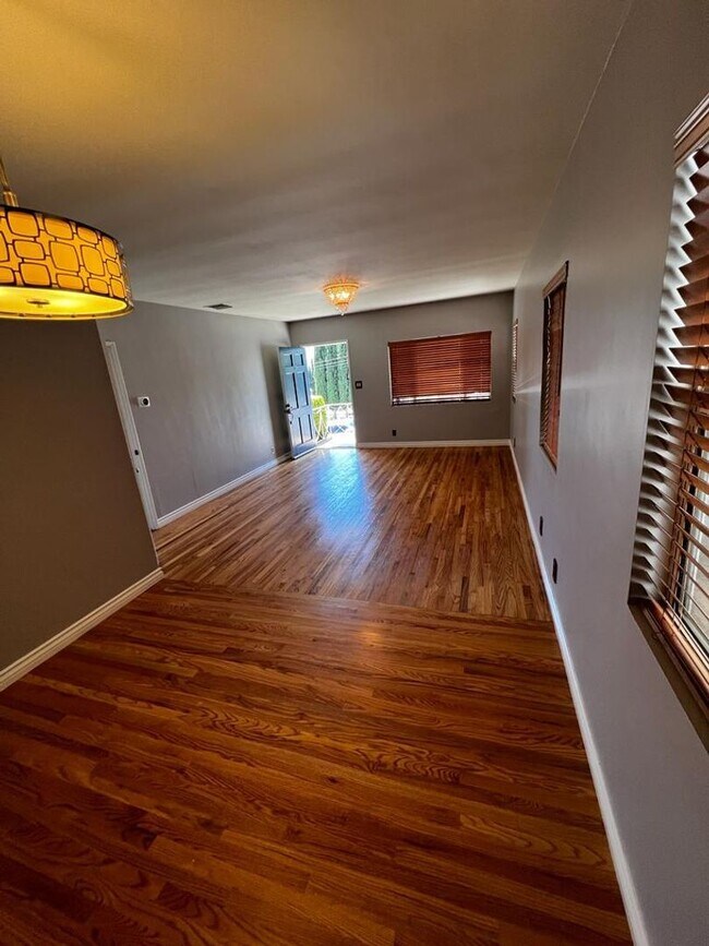 Building Photo - Beautiful 3 bed 2.5 Bath House- La Crescenta/Glendale