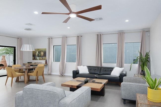 Building Photo - 2423 E Lincoln Cir