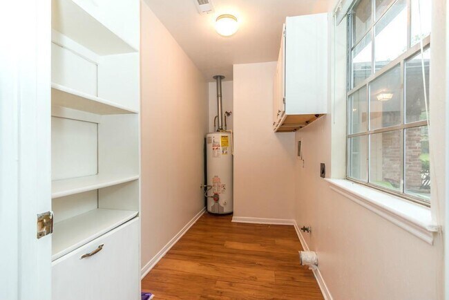 Building Photo - 805 Thornwood Dr